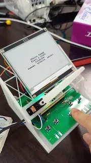 RTOS使用の電子ペーパーとサーボモーターによる視覚効果のあるカレンダー